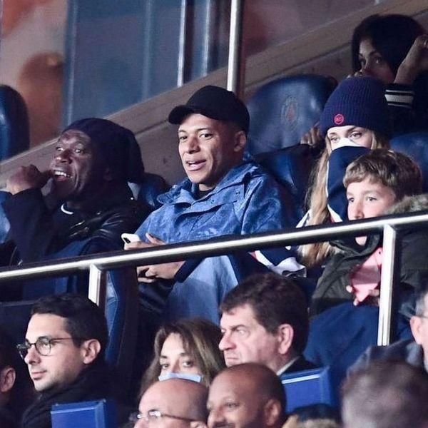 Mbappe a atras toate privirile chiar și în tribune! Frumoasa alături de care a fost fotografiat_9