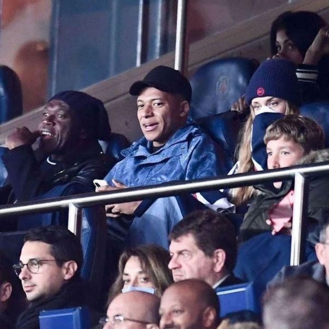 Mbappe a atras toate privirile chiar și în tribune! Frumoasa alături de care a fost fotografiat_9
