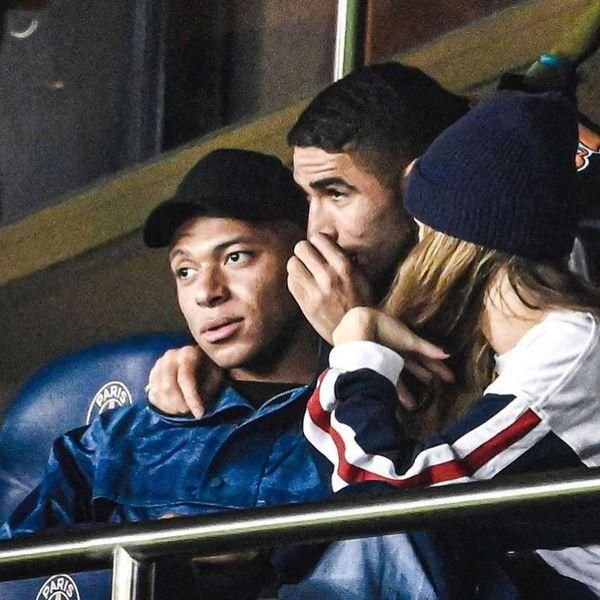 Mbappe a atras toate privirile chiar și în tribune! Frumoasa alături de care a fost fotografiat_10
