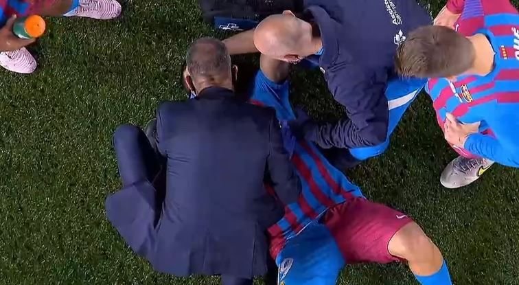 Panică pe Camp Nou! Sergio Aguero a fost schimbat după ce s-a întins pe gazon din cauza unor probleme medicale_2