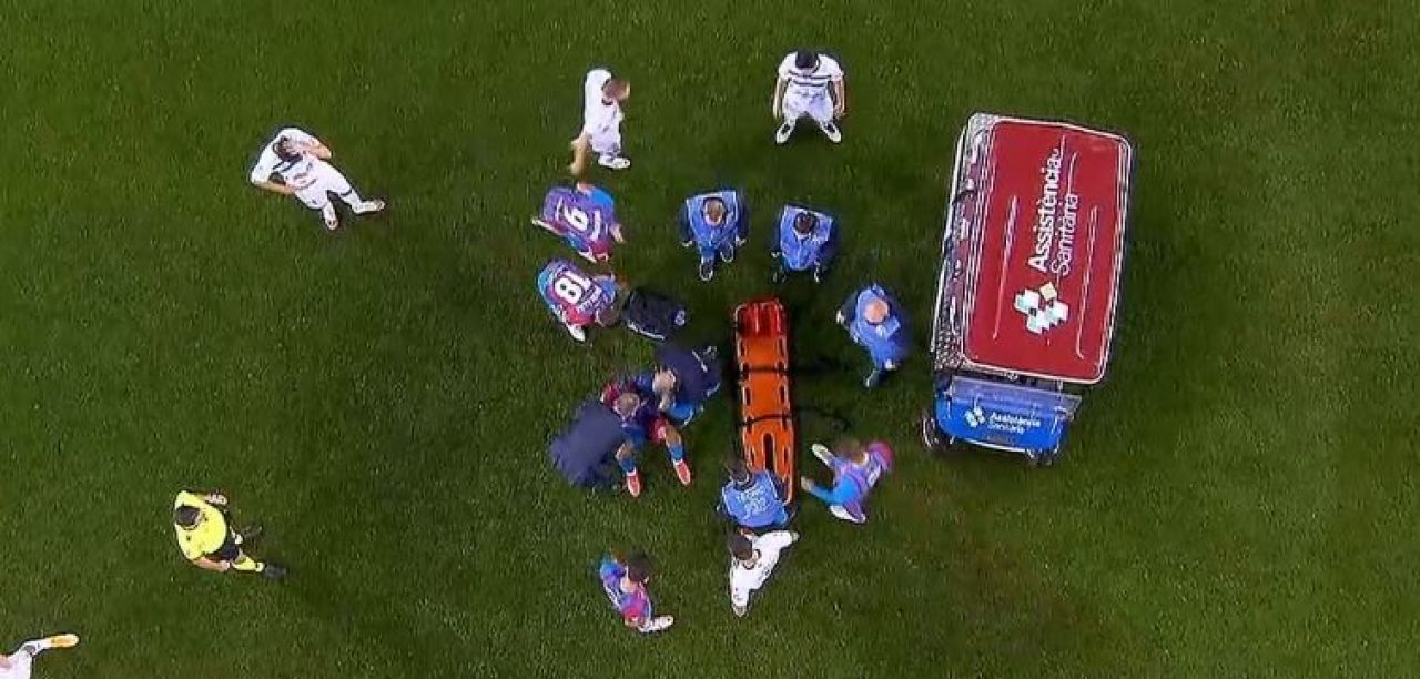 Panică pe Camp Nou! Sergio Aguero a fost schimbat după ce s-a întins pe gazon din cauza unor probleme medicale_3