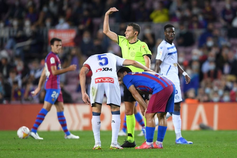 Panică pe Camp Nou! Sergio Aguero a fost schimbat după ce s-a întins pe gazon din cauza unor probleme medicale_5