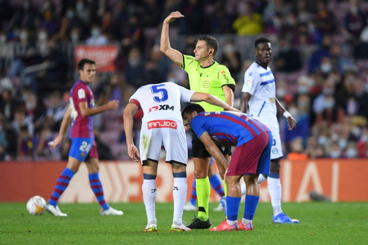 Panică pe Camp Nou! Sergio Aguero a fost schimbat după ce s-a întins pe gazon din cauza unor probleme medicale_5