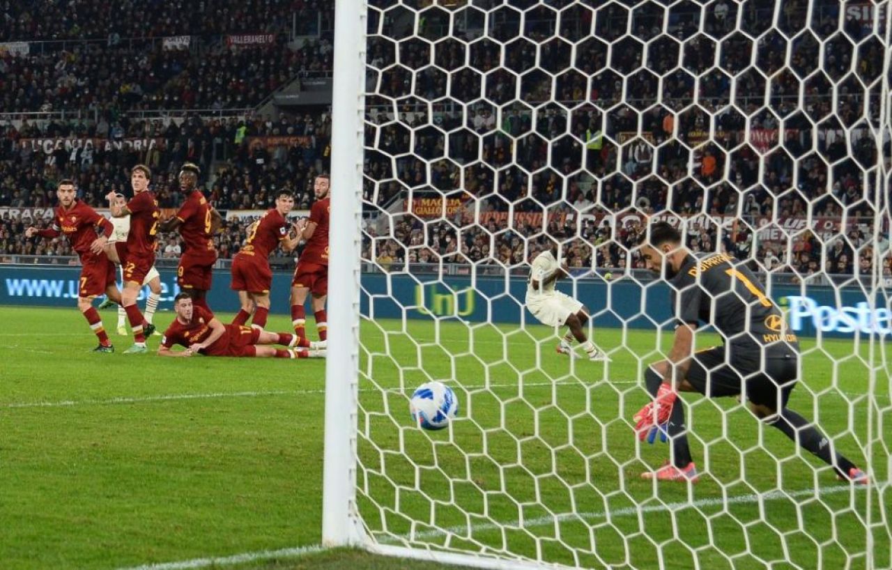 Zlatan încă poate! :) 400 de goluri la 40 de ani! A înscris din lovitură liberă împotriva Romei lui Mourinho _15