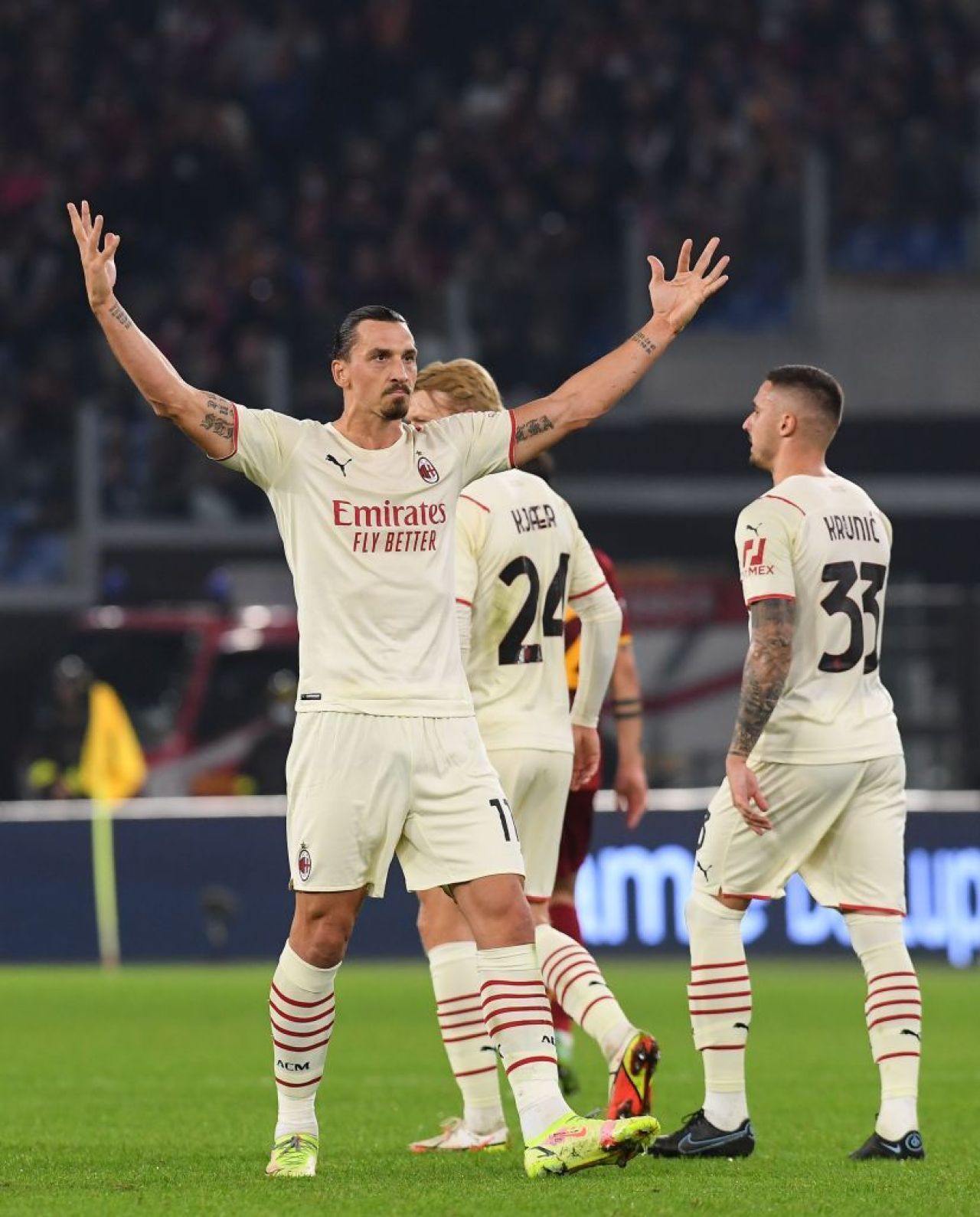 Zlatan încă poate! :) 400 de goluri la 40 de ani! A înscris din lovitură liberă împotriva Romei lui Mourinho _17