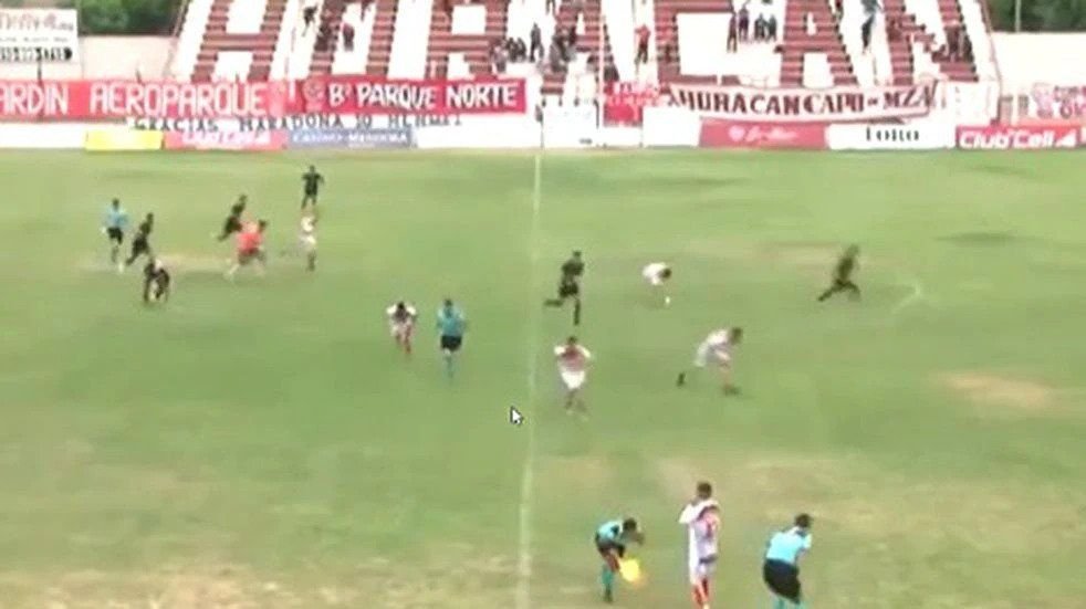 Un antrenor a fost &icirc;mpușcat pe bancă &icirc;n Argentina după ce fanii s-au luat la bătaie!