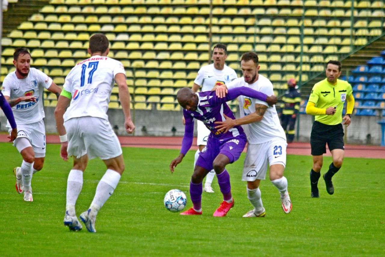 Dezvăluiri incredibile despre un jucător din Liga 1: „I-au găsit colegii carnetul. Ar fi cu 4 ani mai în vârstă!” _4