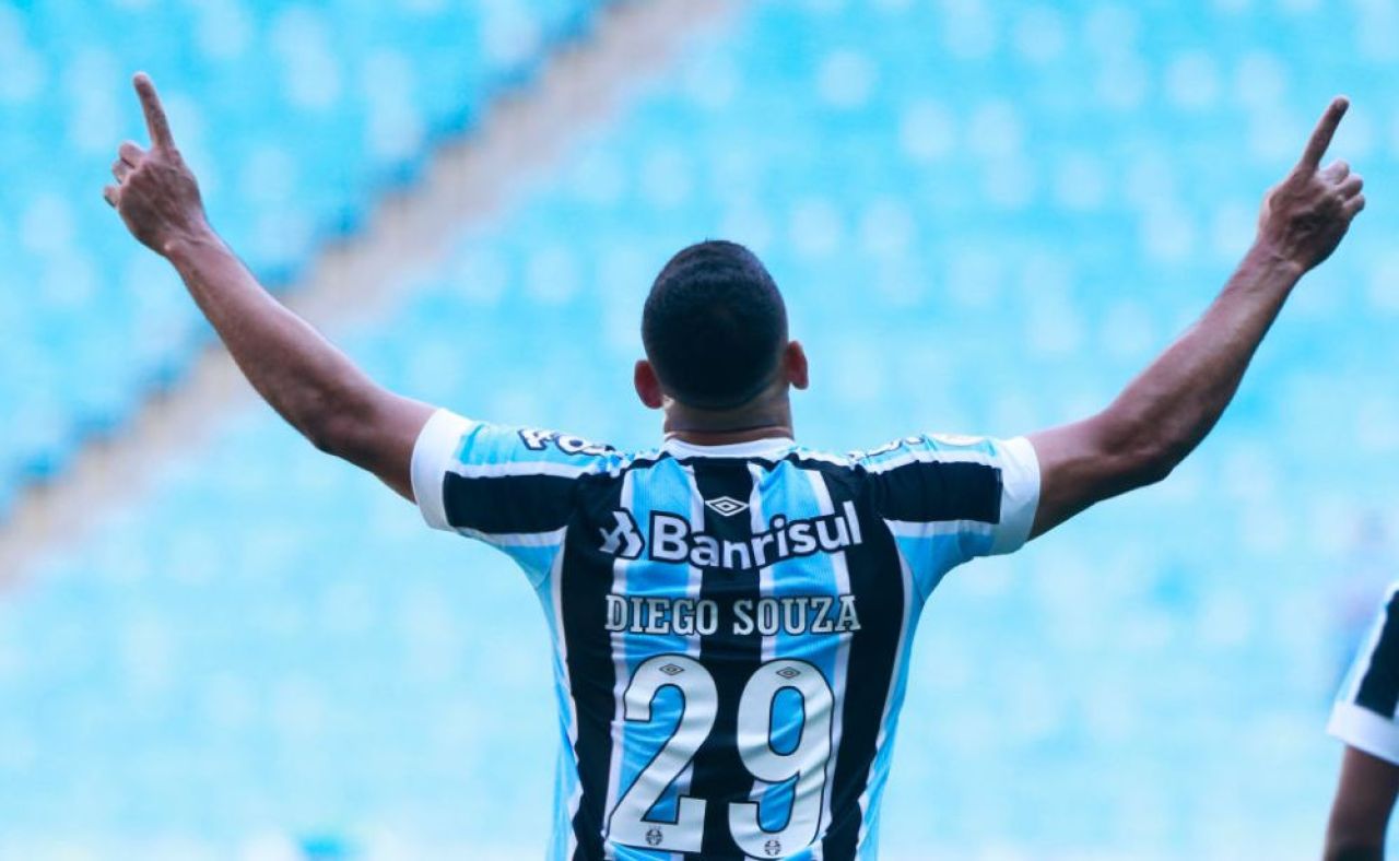 Scene halucinante în Brazilia! Fanii lui Gremio au intrat pe teren să doboare zona VAR, după ce au pierdut cu 3-1_1