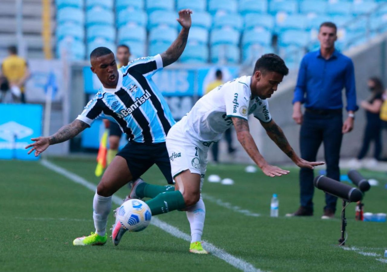 Scene halucinante în Brazilia! Fanii lui Gremio au intrat pe teren să doboare zona VAR, după ce au pierdut cu 3-1_3