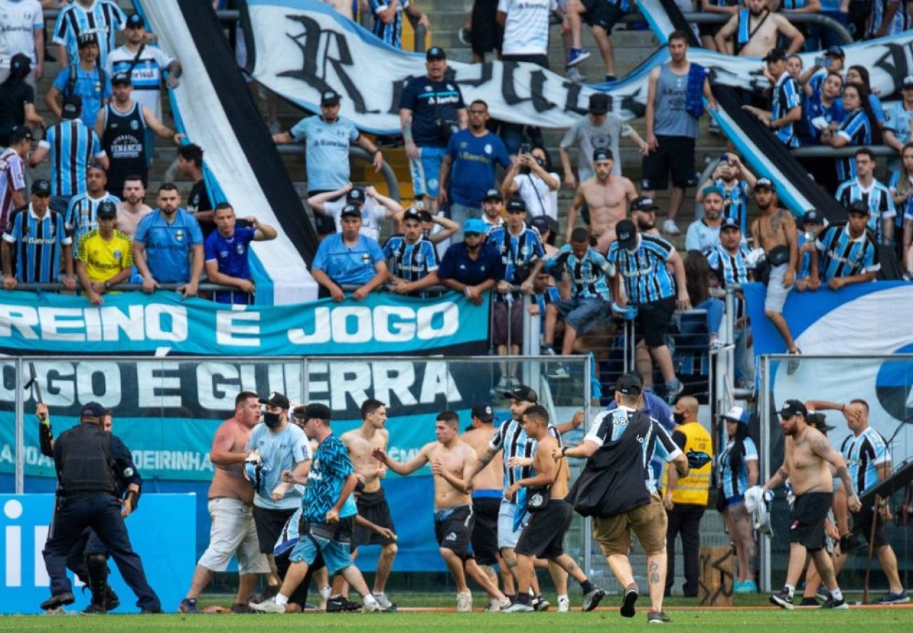 Scene halucinante în Brazilia! Fanii lui Gremio au intrat pe teren să doboare zona VAR, după ce au pierdut cu 3-1_6