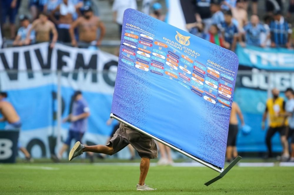 Scene halucinante în Brazilia! Fanii lui Gremio au intrat pe teren să doboare zona VAR, după ce au pierdut cu 3-1_7