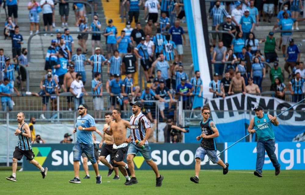 Scene halucinante în Brazilia! Fanii lui Gremio au intrat pe teren să doboare zona VAR, după ce au pierdut cu 3-1_8