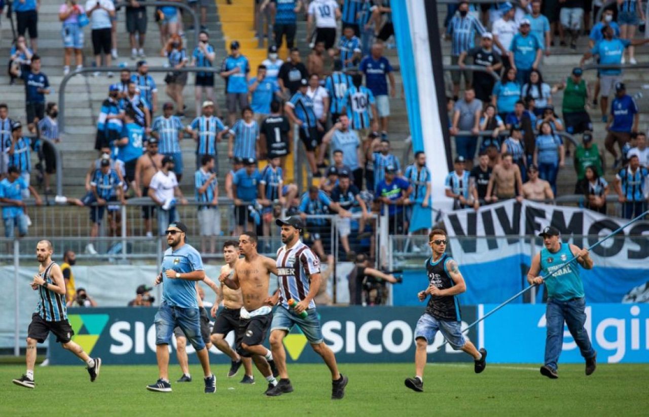 Scene halucinante în Brazilia! Fanii lui Gremio au intrat pe teren să doboare zona VAR, după ce au pierdut cu 3-1_8