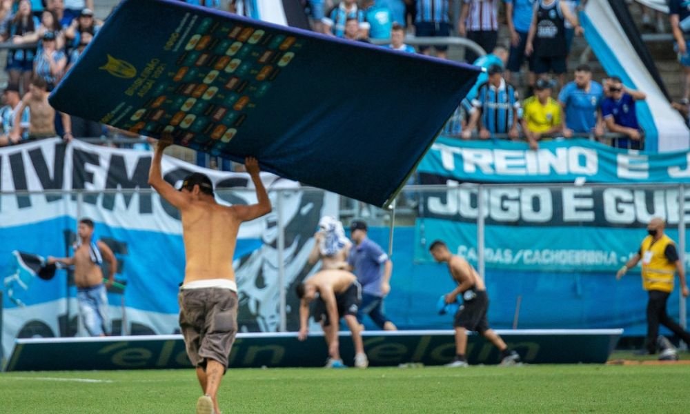 Scene halucinante în Brazilia! Fanii lui Gremio au intrat pe teren să doboare zona VAR, după ce au pierdut cu 3-1_9