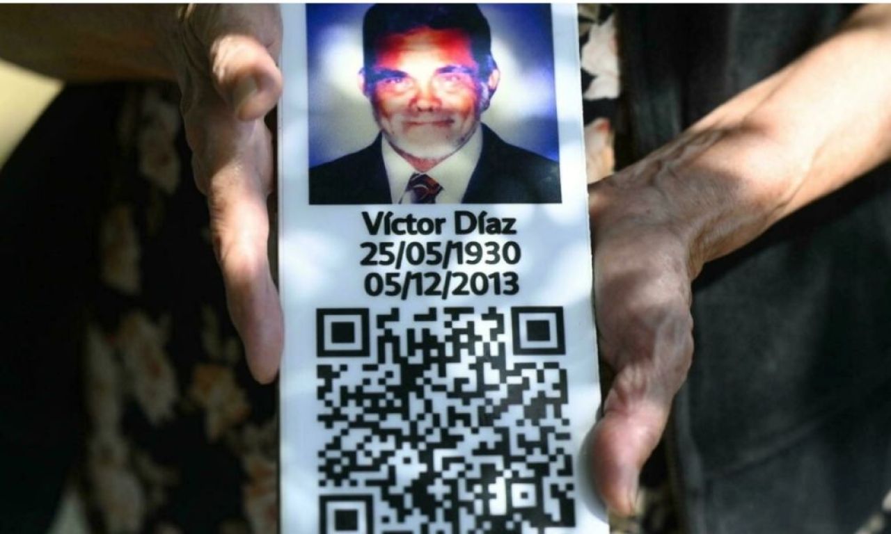 TEHNOLOGIE | Cod QR pentru pietrele funerare! De ce vin locuitorii din San Salvador cu smartphone-urile la cimitir_1