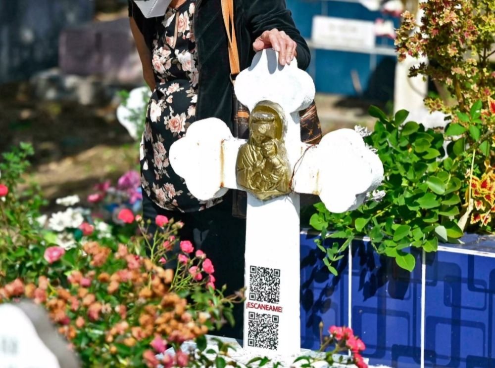 TEHNOLOGIE | Cod QR pentru pietrele funerare! De ce vin locuitorii din San Salvador cu smartphone-urile la cimitir_2