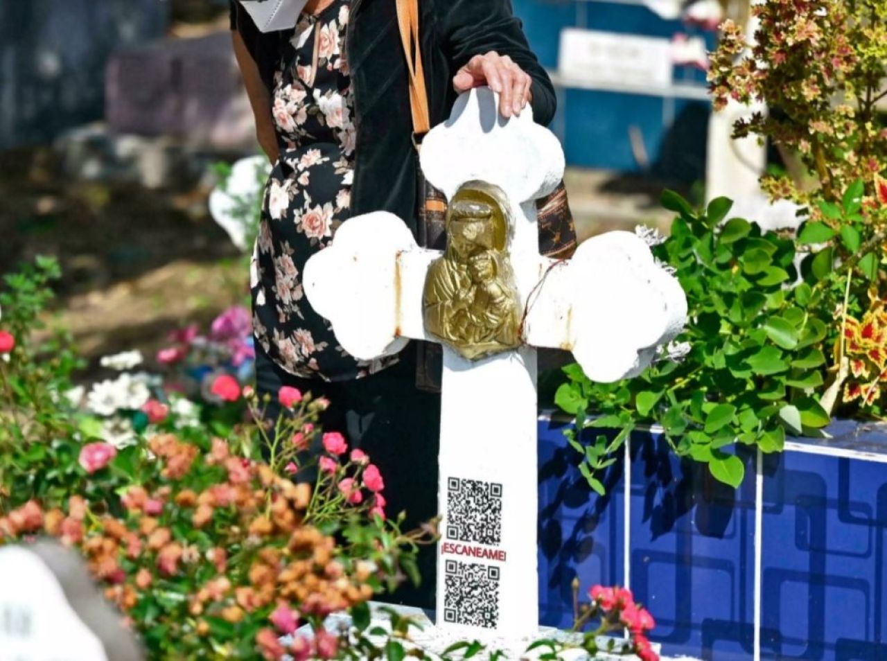 TEHNOLOGIE | Cod QR pentru pietrele funerare! De ce vin locuitorii din San Salvador cu smartphone-urile la cimitir_2