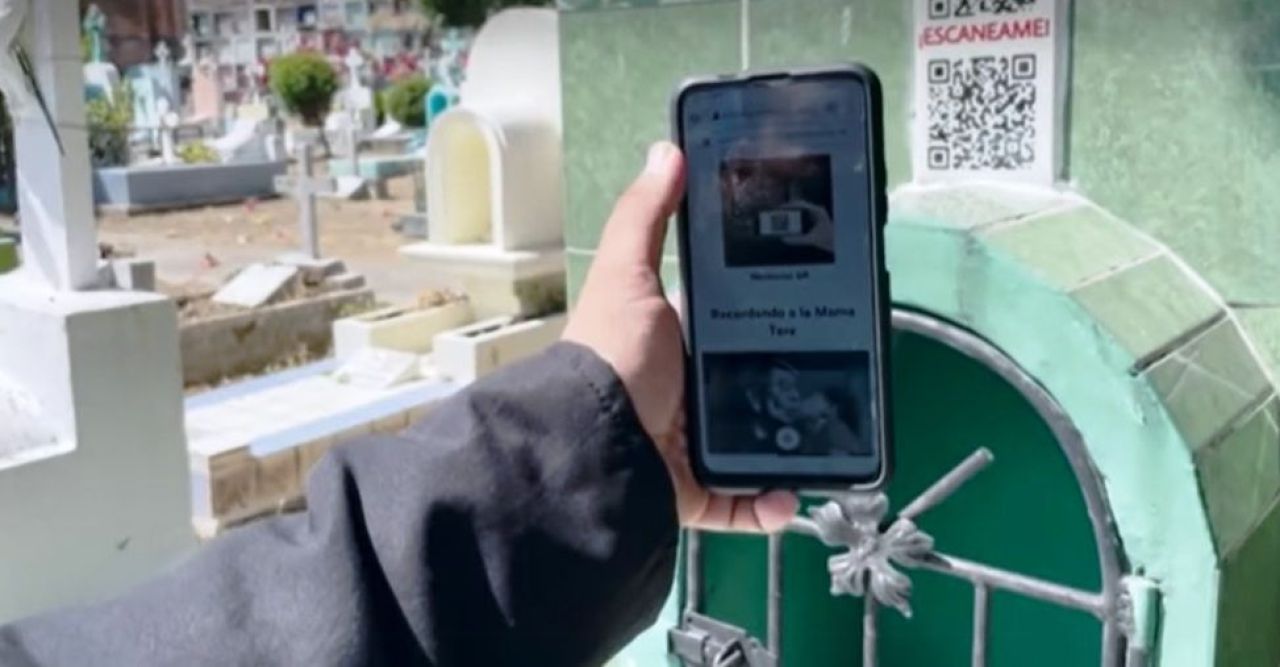 TEHNOLOGIE | Cod QR pentru pietrele funerare! De ce vin locuitorii din San Salvador cu smartphone-urile la cimitir_3