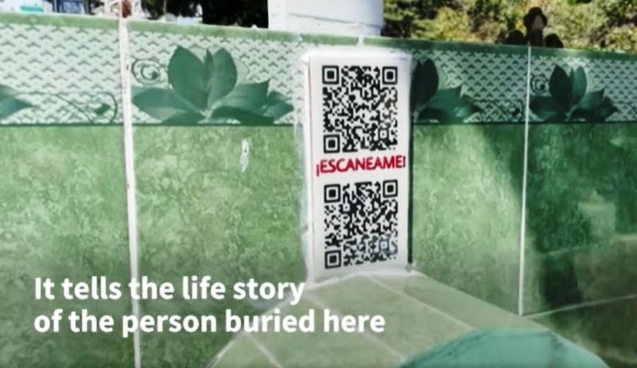 TEHNOLOGIE | Cod QR pentru pietrele funerare! De ce vin locuitorii din San Salvador cu smartphone-urile la cimitir_4