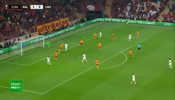 GOOOL LOKOMOTIV! Maradishivli centrează pe jos, la bara a doua, acolo unde se află Kamano, care trimite simplu &icirc;n poartă