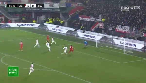 GOL AZ! Karlsson &icirc;i pasează lui Pavlidis &icirc;n fața porții, iar jucătorul reușește să trimită balonul &icirc;n plasă