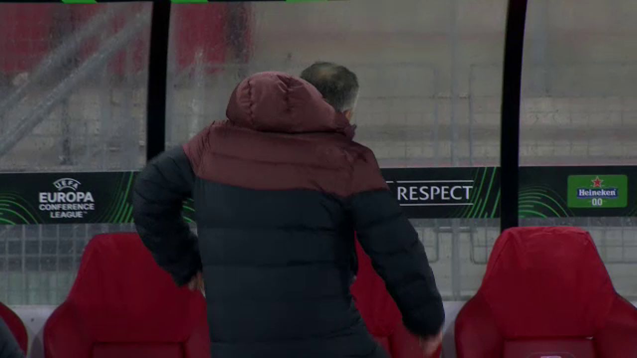 Dan Petrescu, un car de nervi la meciul cu AZ Alkmaar! Faza care l-a scos din sărite_4