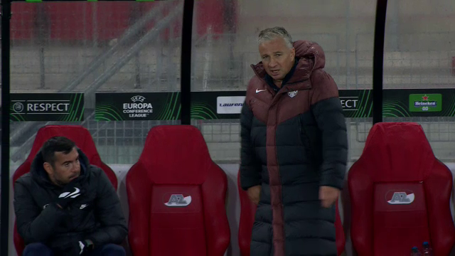 Dan Petrescu, un car de nervi la meciul cu AZ Alkmaar! Faza care l-a scos din sărite_9