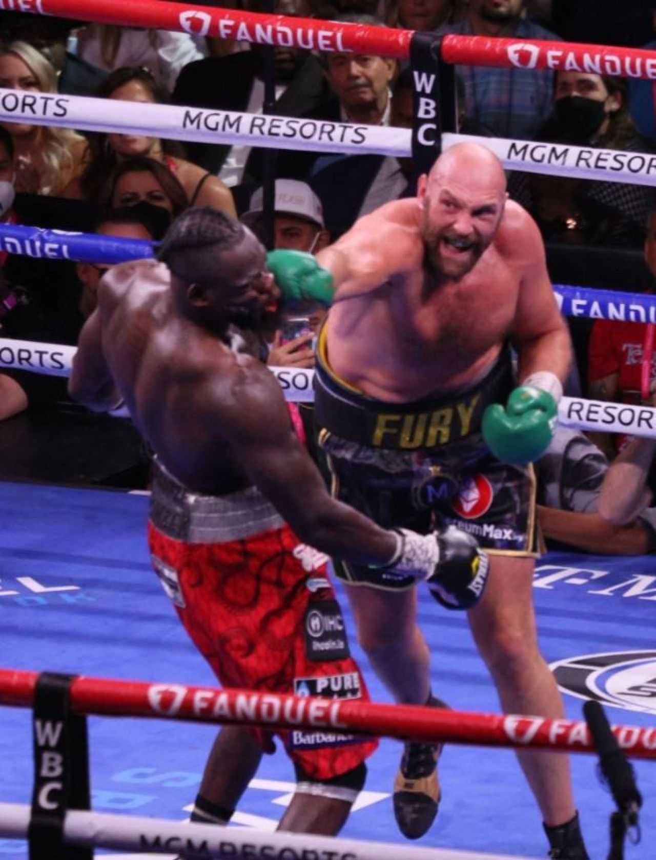 Au cerut un selfie și le-a oferit experiența vieții! Tyson Fury a petrecut cu două femei în timp ce nevasta era acasă_6