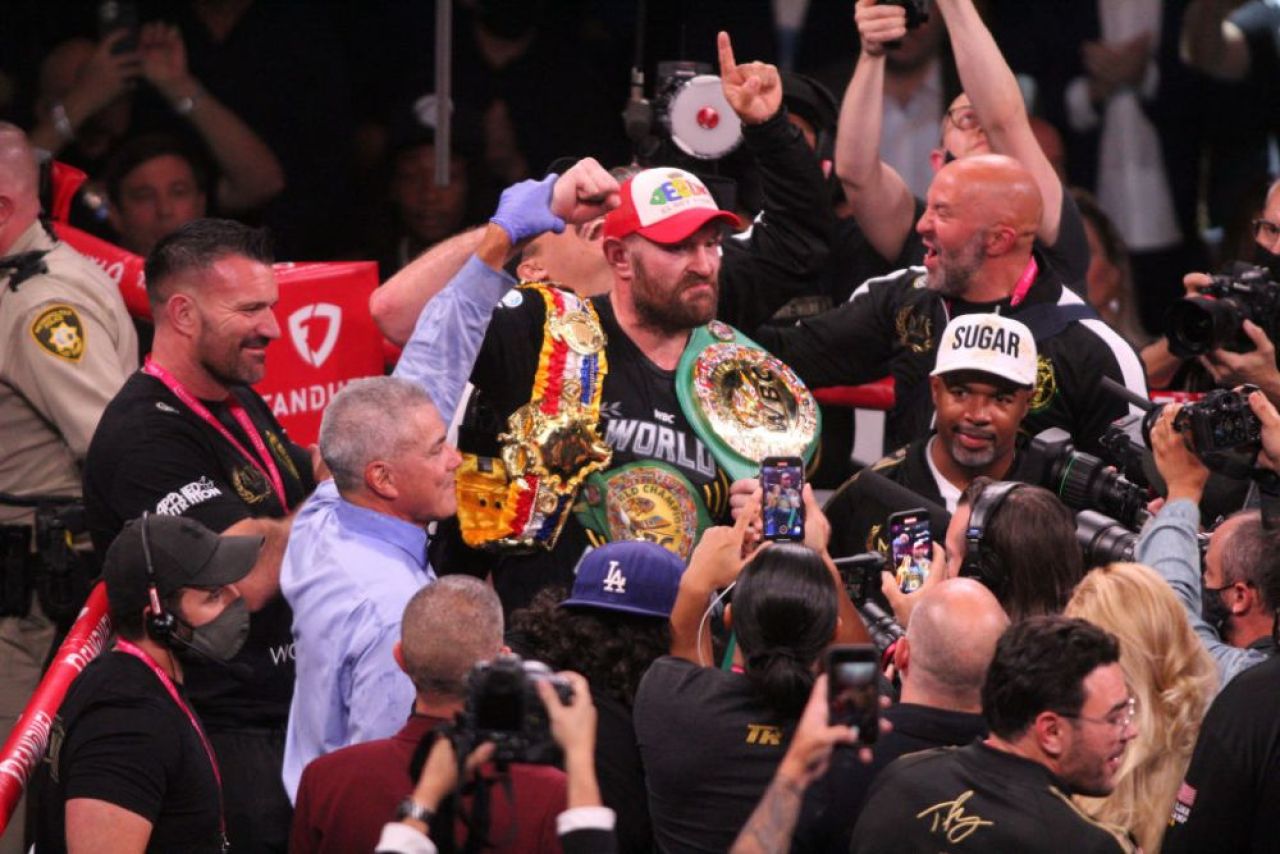 Au cerut un selfie și le-a oferit experiența vieții! Tyson Fury a petrecut cu două femei în timp ce nevasta era acasă_7