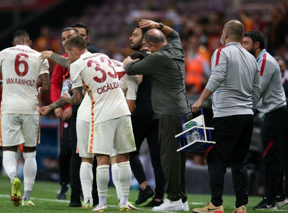 Talisman norocos pentru Olimpiu Moruțan. Cine l-a urmărit din tribune la meciul în care a marcat un gol spectaculos _25