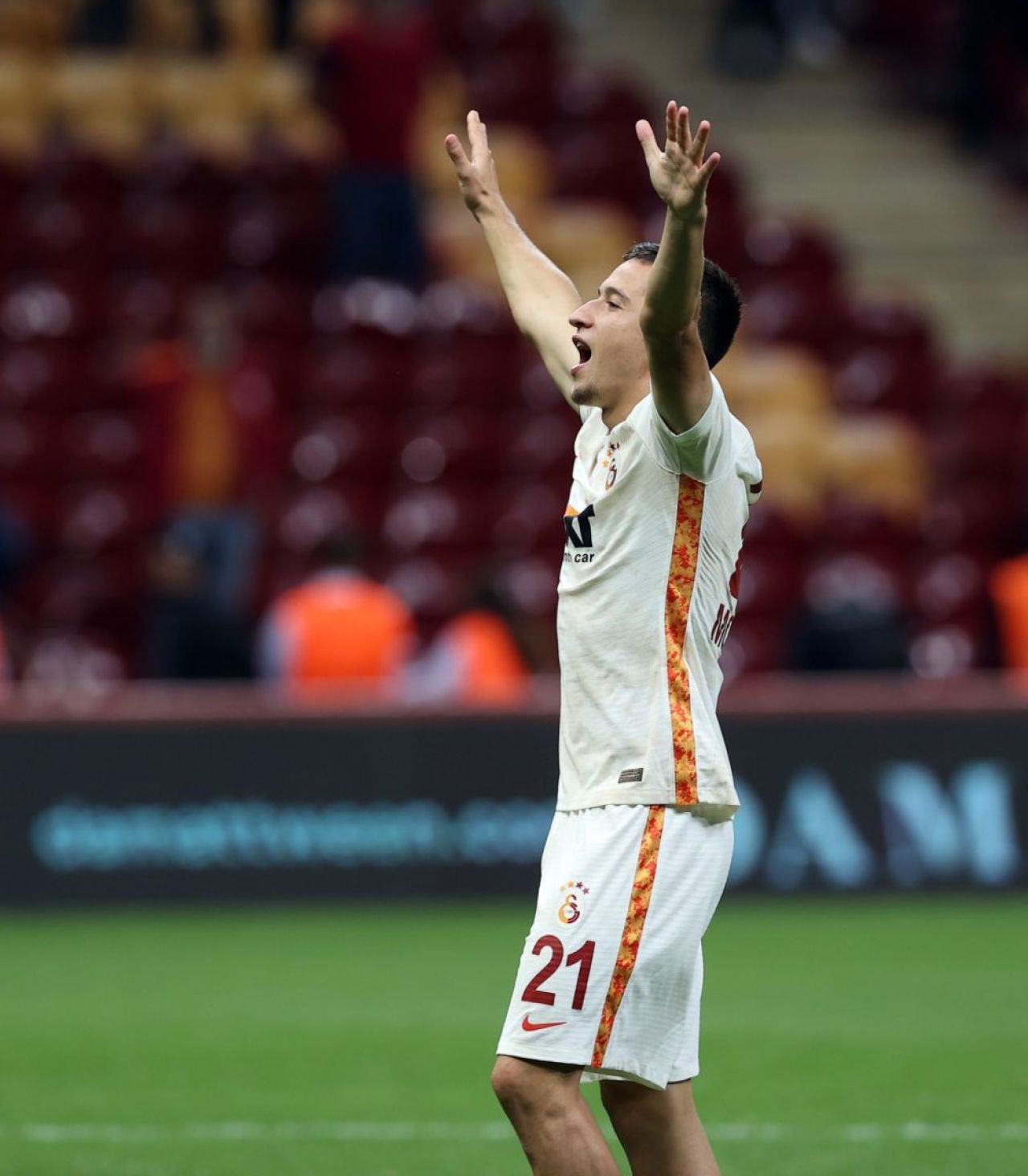 Talisman norocos pentru Olimpiu Moruțan. Cine l-a urmărit din tribune la meciul în care a marcat un gol spectaculos _30