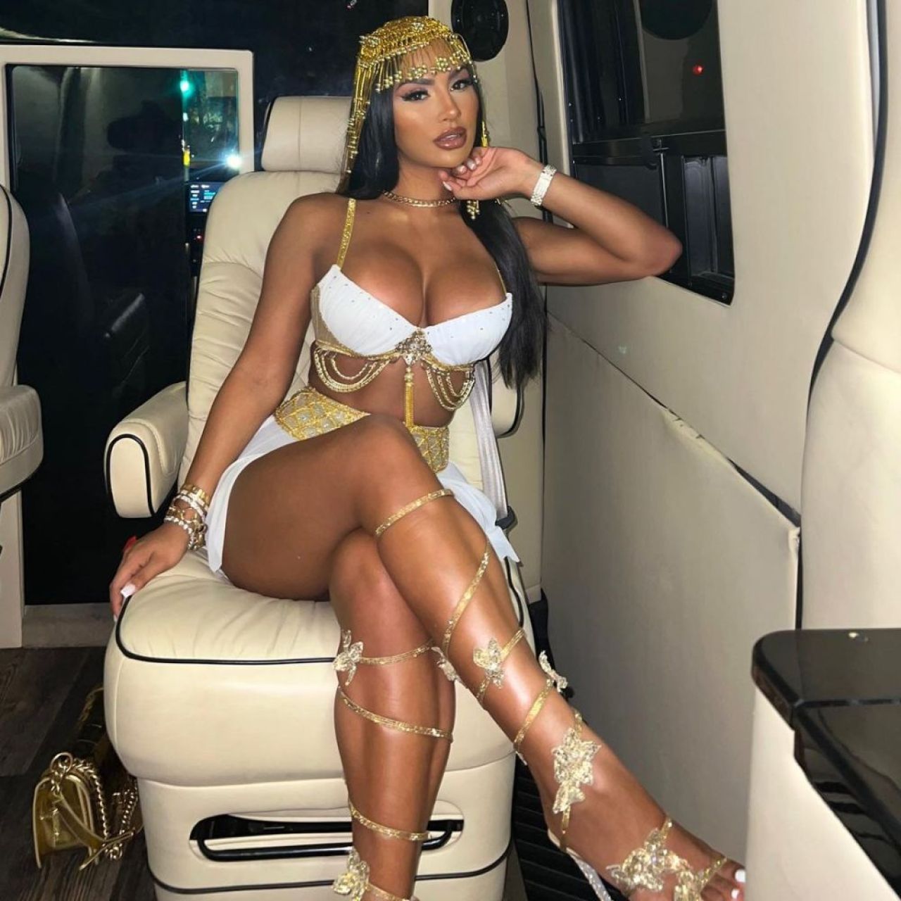 Floyd Mayweather are cu ce să se mândrească. Cum arată iubita celebrului boxer: formele sunt punctul ei forte _17