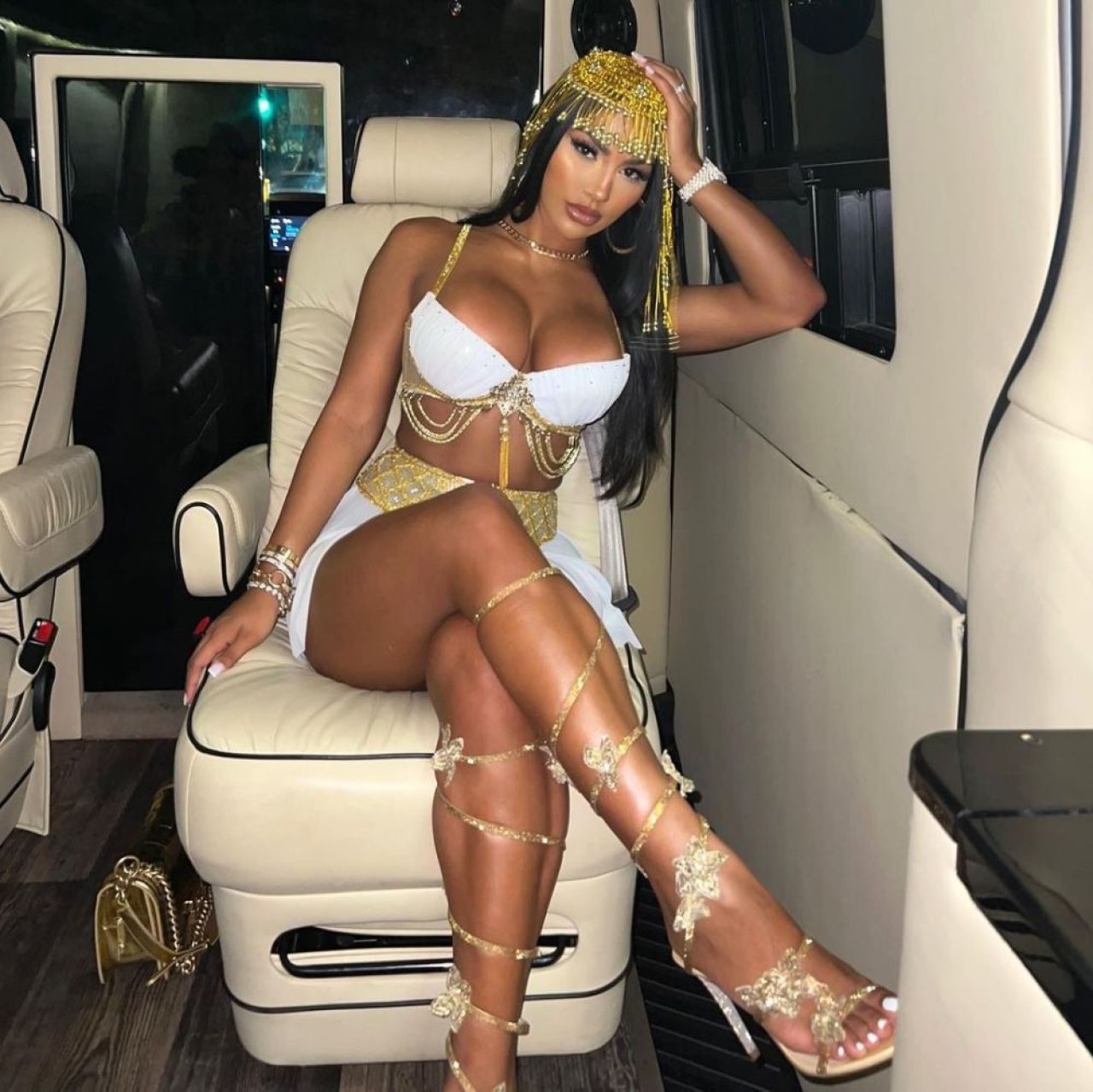 Floyd Mayweather are cu ce să se mândrească. Cum arată iubita celebrului boxer: formele sunt punctul ei forte _19