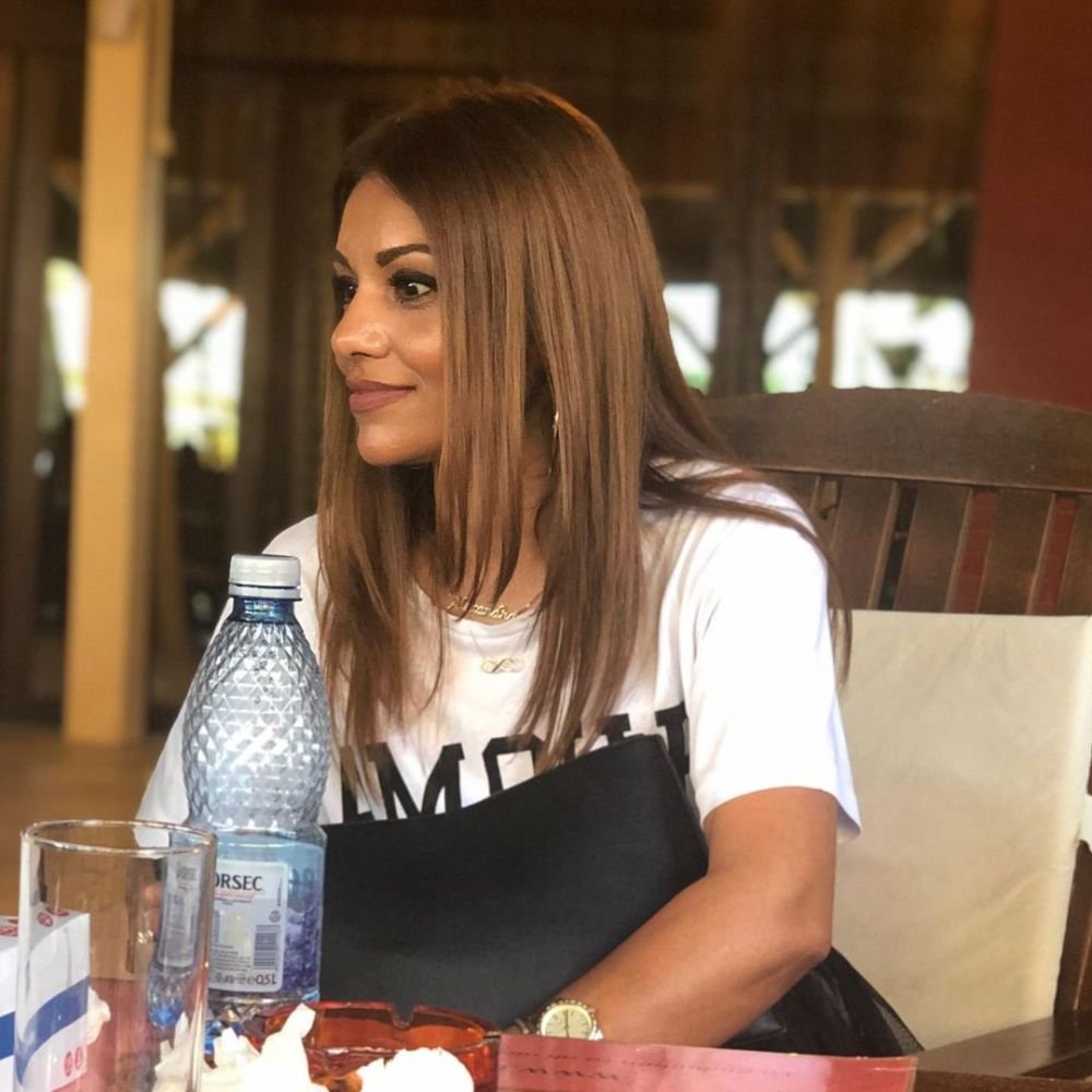 „Toată lumea spune că sunt iubita lui!” Mama unui jucător din Liga 1 întoarce toate privirile în tribune: „Au amuțit toți!”_2