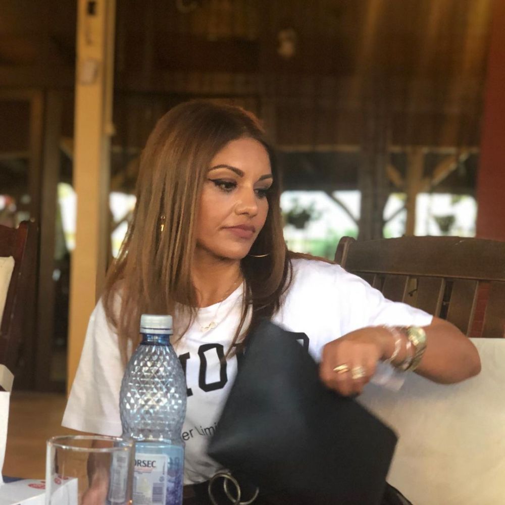 „Toată lumea spune că sunt iubita lui!” Mama unui jucător din Liga 1 întoarce toate privirile în tribune: „Au amuțit toți!”_3