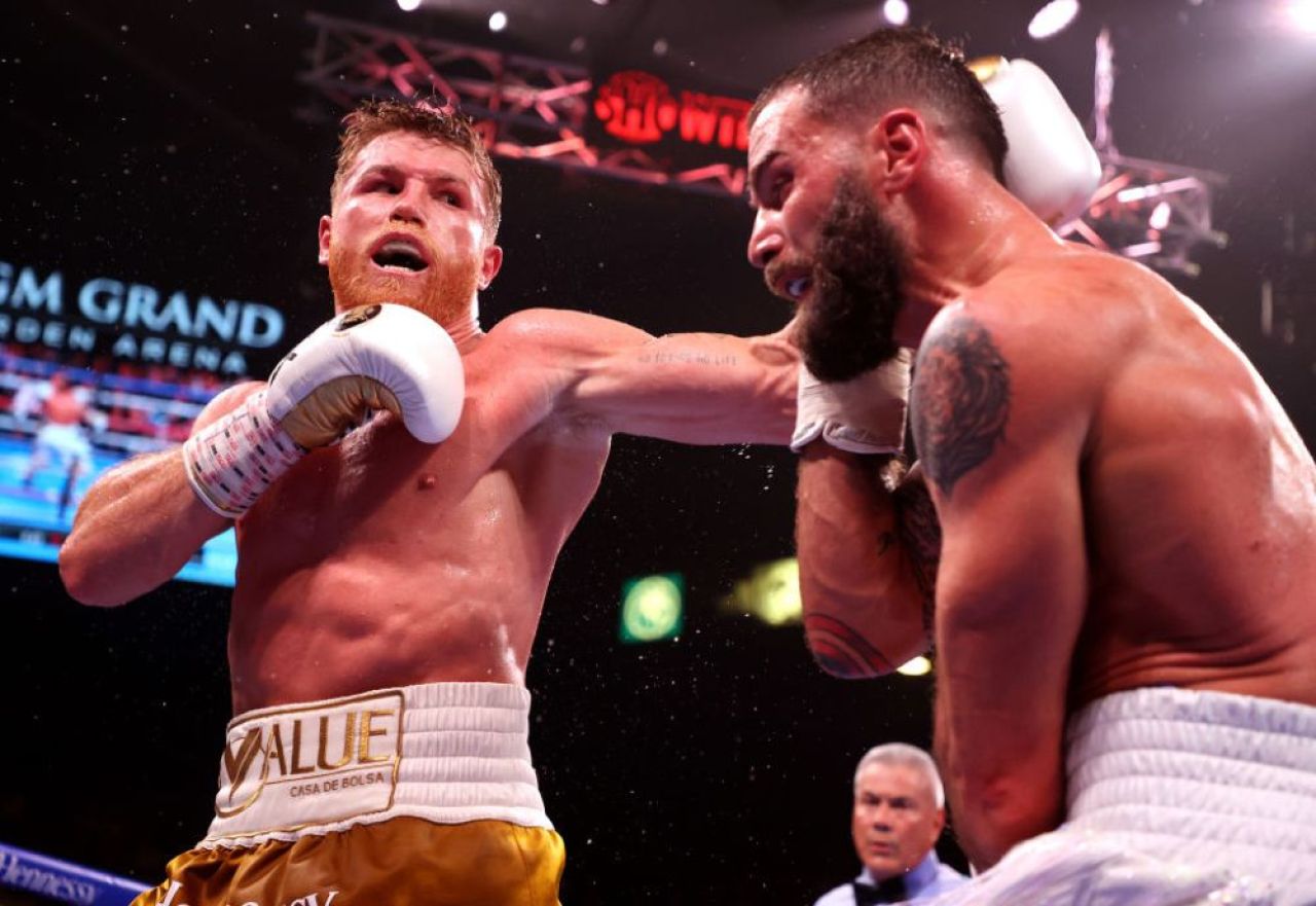 K.O pentru istorie! Saul 'Canelo' Alvarez l-a demolat pe Caleb Plant și a realizat o super-performanță _5