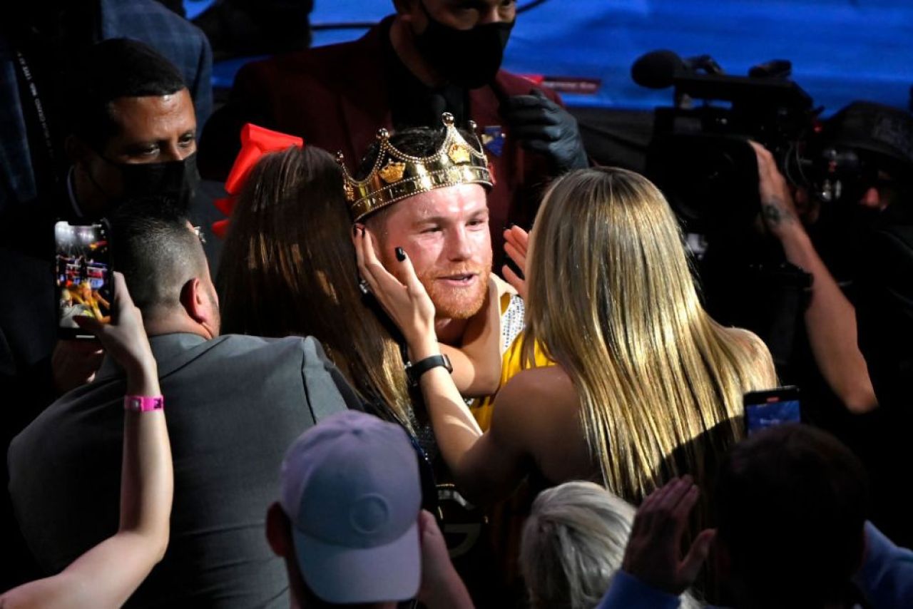 K.O pentru istorie! Saul 'Canelo' Alvarez l-a demolat pe Caleb Plant și a realizat o super-performanță _7