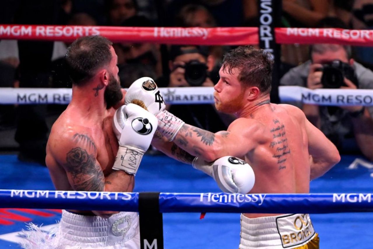 K.O pentru istorie! Saul 'Canelo' Alvarez l-a demolat pe Caleb Plant și a realizat o super-performanță _8