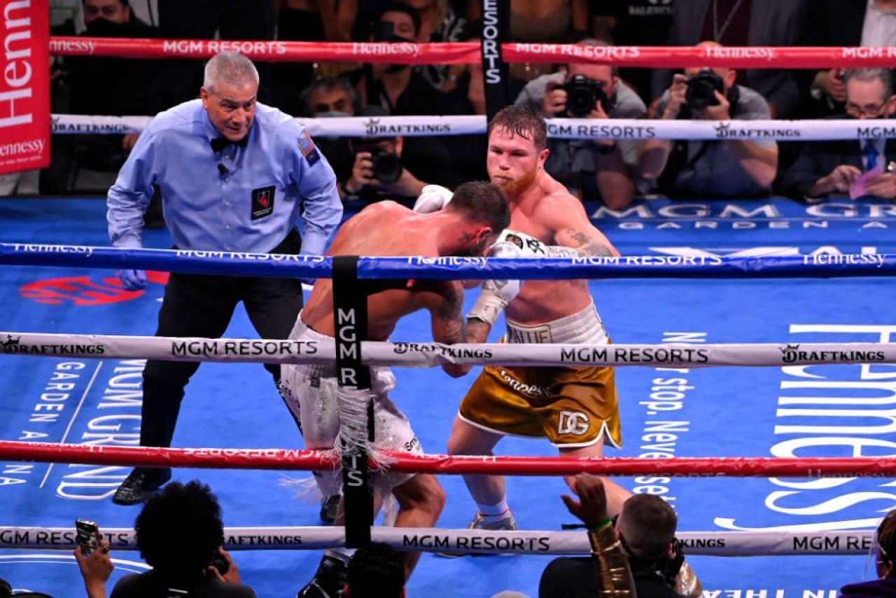 K.O pentru istorie! Saul 'Canelo' Alvarez l-a demolat pe Caleb Plant și a realizat o super-performanță _9