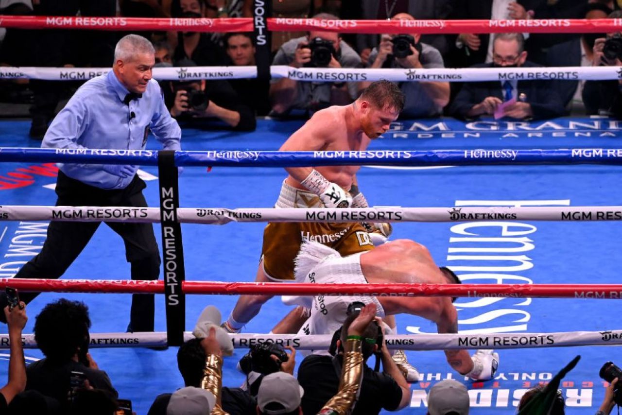 K.O pentru istorie! Saul 'Canelo' Alvarez l-a demolat pe Caleb Plant și a realizat o super-performanță _10
