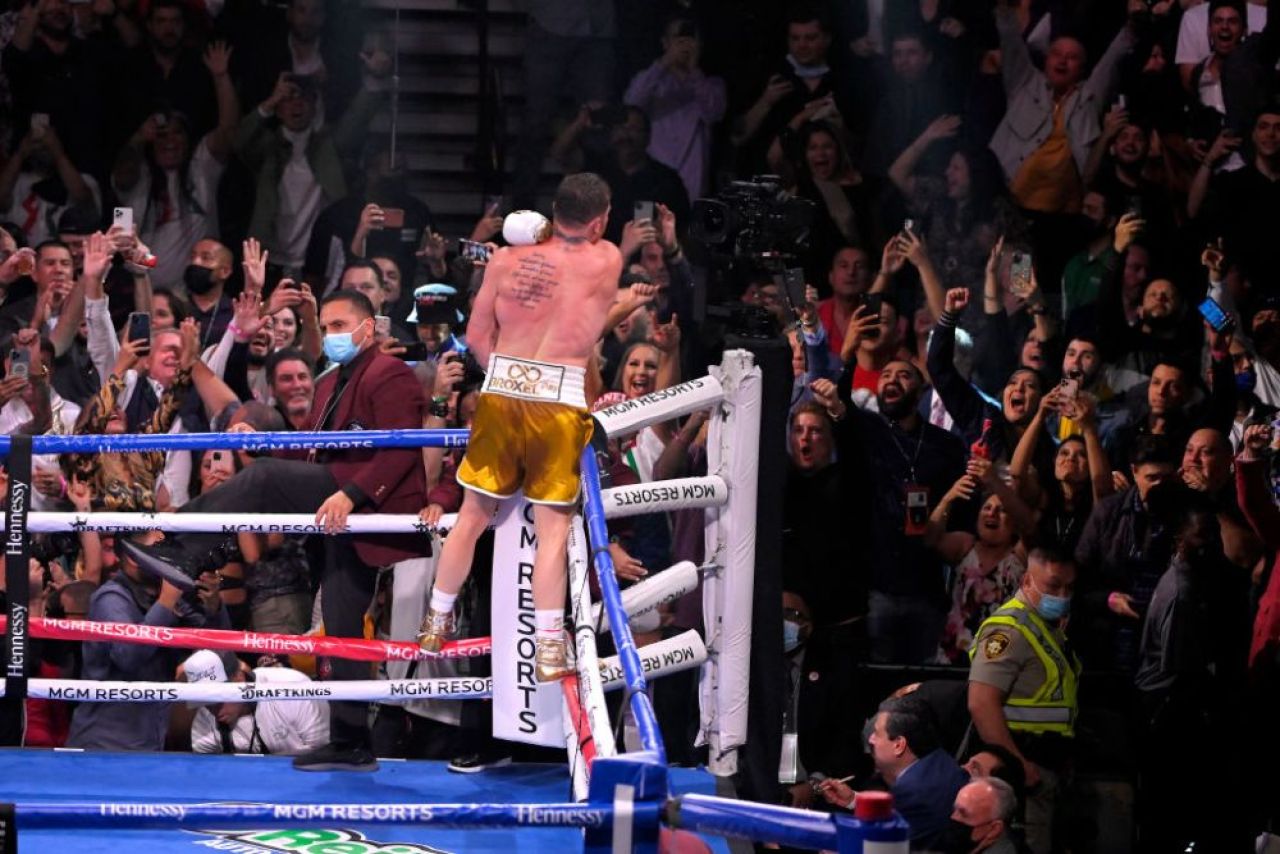 K.O pentru istorie! Saul 'Canelo' Alvarez l-a demolat pe Caleb Plant și a realizat o super-performanță _11