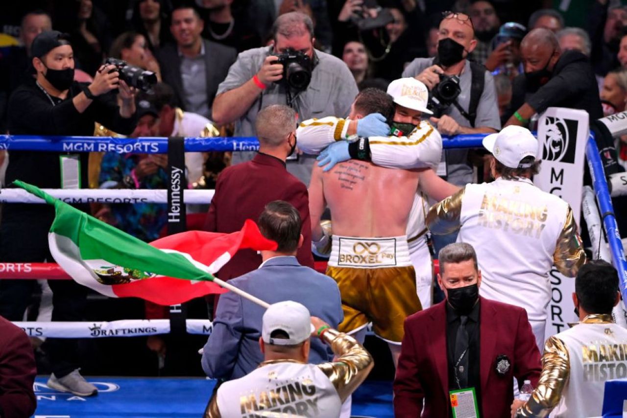 K.O pentru istorie! Saul 'Canelo' Alvarez l-a demolat pe Caleb Plant și a realizat o super-performanță _12