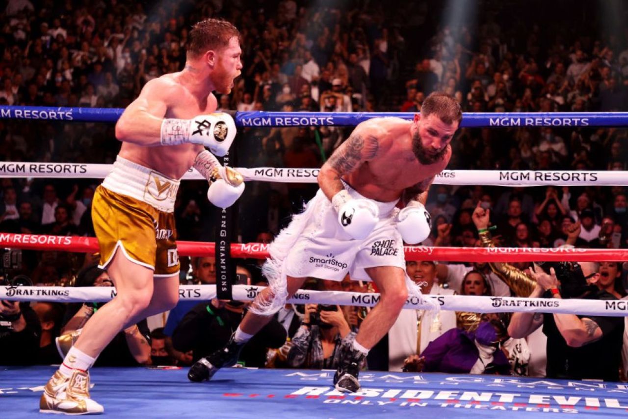 K.O pentru istorie! Saul 'Canelo' Alvarez l-a demolat pe Caleb Plant și a realizat o super-performanță _13