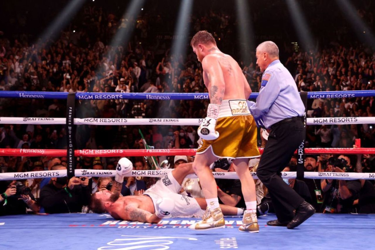 K.O pentru istorie! Saul 'Canelo' Alvarez l-a demolat pe Caleb Plant și a realizat o super-performanță _14