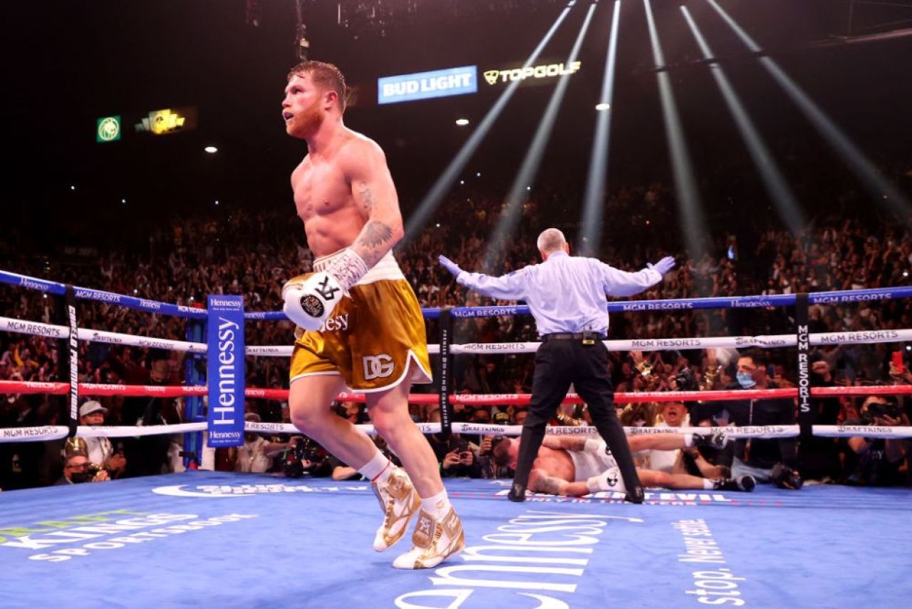 K.O pentru istorie! Saul 'Canelo' Alvarez l-a demolat pe Caleb Plant și a realizat o super-performanță _15