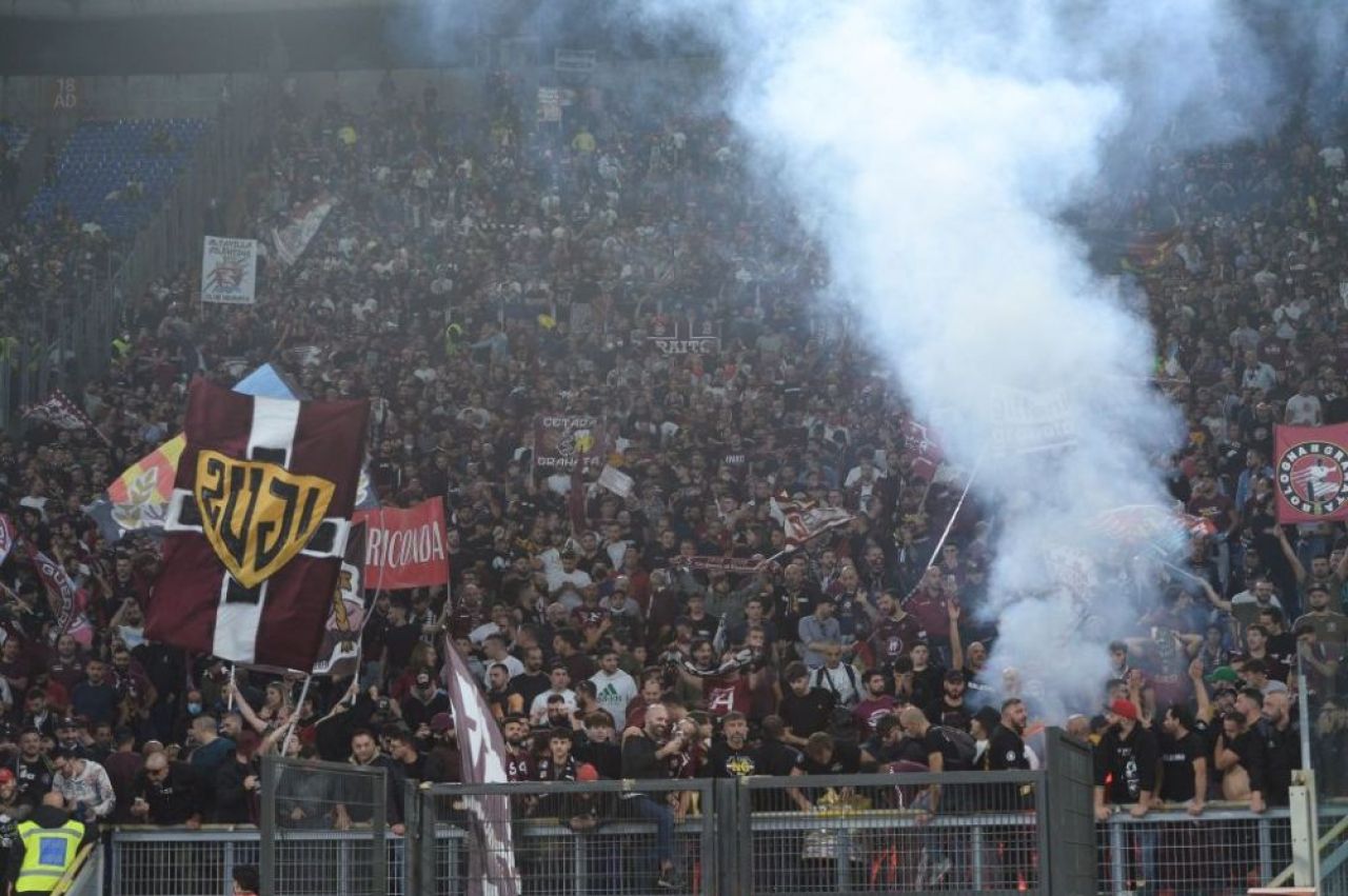 Scandal imens în Italia! Trei fani ar fi fost înjunghiați în afara stadionului Olimpico la întâlnirea dintre Lazio și Salernitana_6