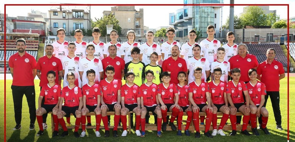 Se &icirc;nt&acirc;mplă &icirc;n Rom&acirc;nia: uitați de FCSB vs CSA Steaua! Dinamo a jucat cu... Dinamo &icirc;n Liga 4 din București, unde lider este Rapid!