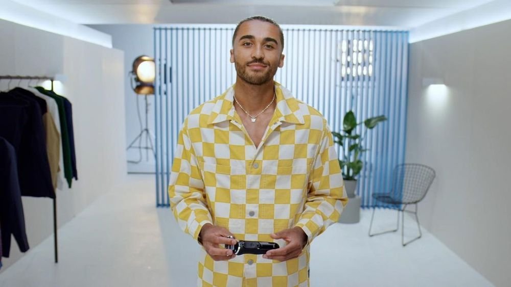 Apariție complet neașteptată a unui star din Premier League! S-a pozat în fustă și cu o geantă roz pe coperta unei reviste_17
