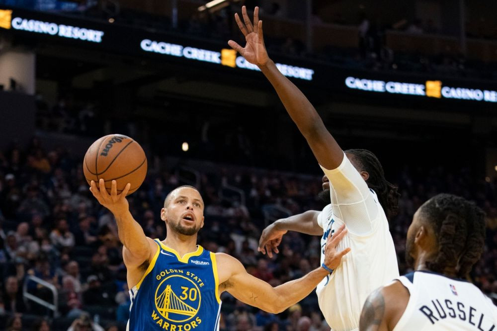 Record fabulos &icirc;n NBA! Stephen Curry, de la Golden State Warriors, a intrat &icirc;n istoria baschetului
