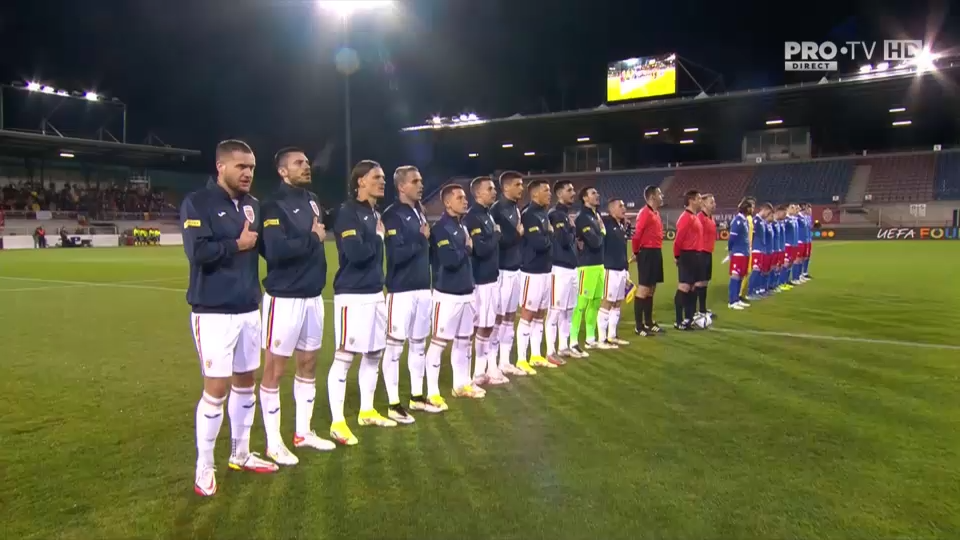 Atmosferă incredibilă pe stadionul din Vaduz. Peste 2000 de români au cântat cu sufletul la gură imnul național _4